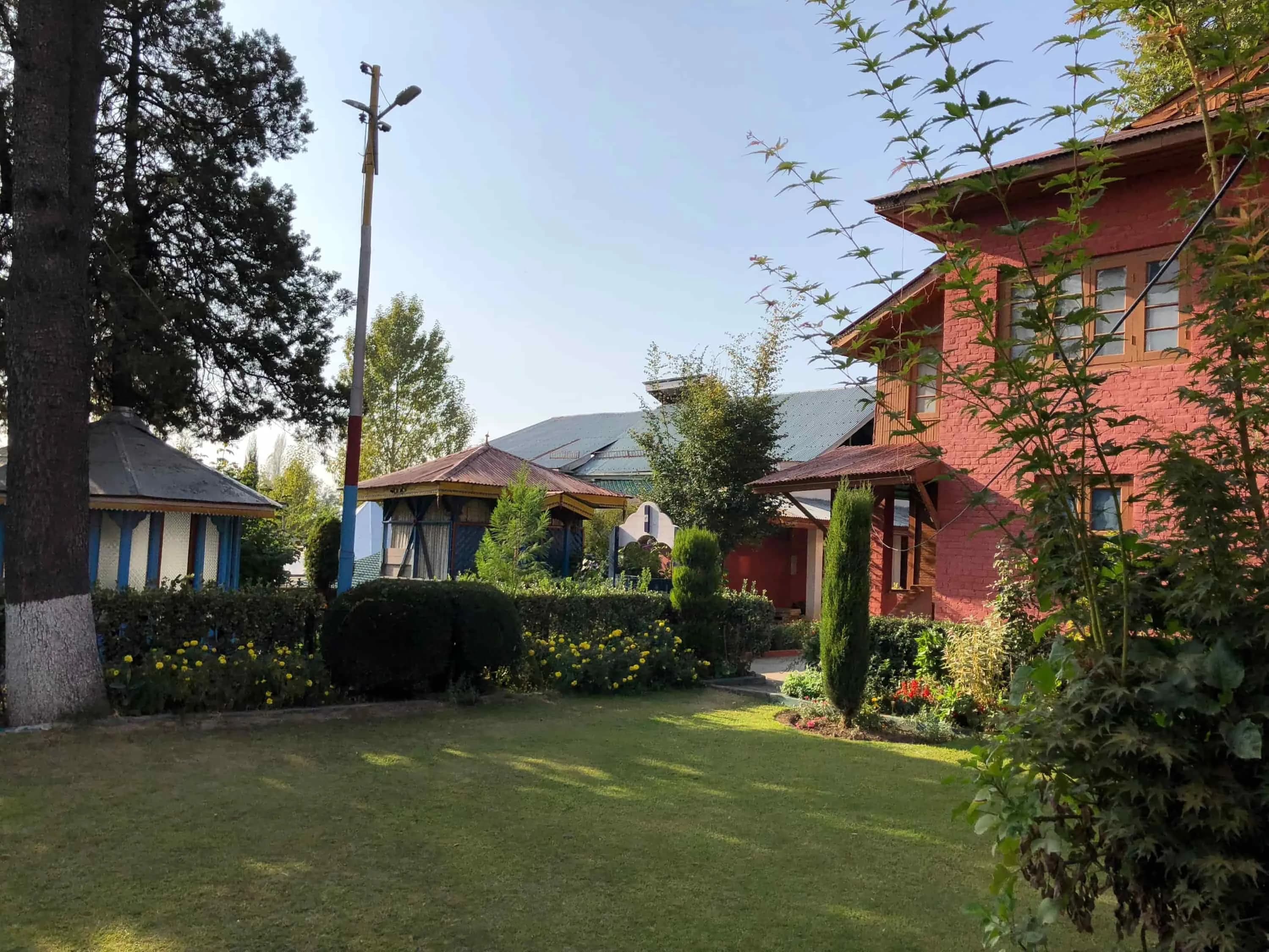 Ishwar Ashram Srinagar grounds